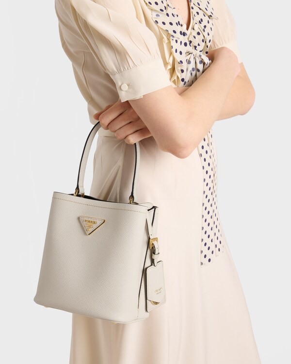 Prada Panier Saffiano皮革迷你手袋 - 粉笔白/黑色 Prada Panier Saffiano皮革迷你手袋 - 粉笔白/黑色