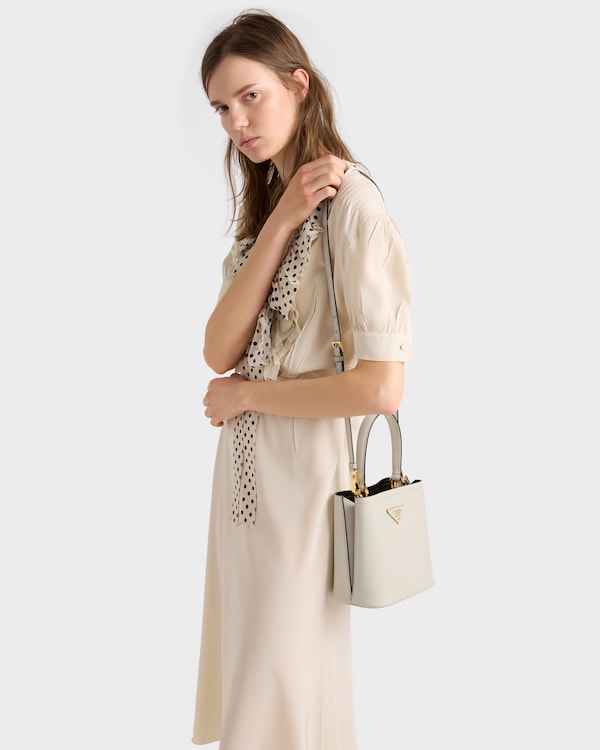 Prada Panier Saffiano皮革迷你手袋 - 粉笔白/黑色 Prada Panier Saffiano皮革迷你手袋 - 粉笔白/黑色