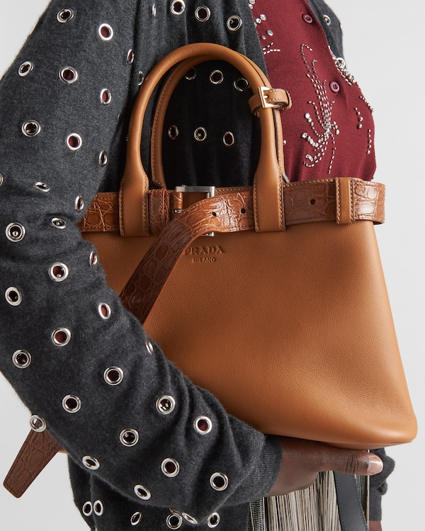 Prada Buckle中号皮革与鳄鱼皮手袋 - 焦糖色 Prada Buckle中号皮革与鳄鱼皮手袋 - 焦糖色