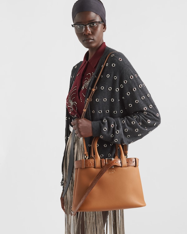 Prada Buckle中号皮革与鳄鱼皮手袋 - 焦糖色 Prada Buckle中号皮革与鳄鱼皮手袋 - 焦糖色