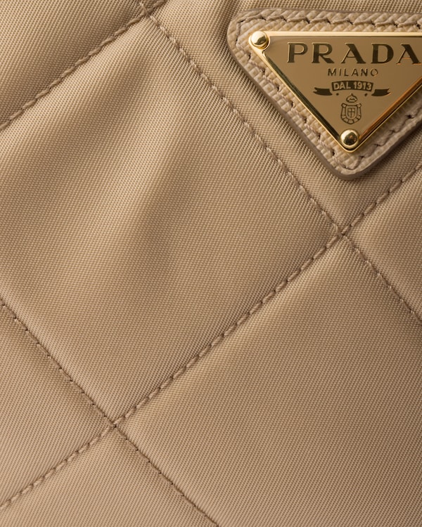 Prada Re-Edition绗缝再生尼龙迷你手袋 - 驼棕色 Prada Re-Edition绗缝再生尼龙迷你手袋 - 驼棕色