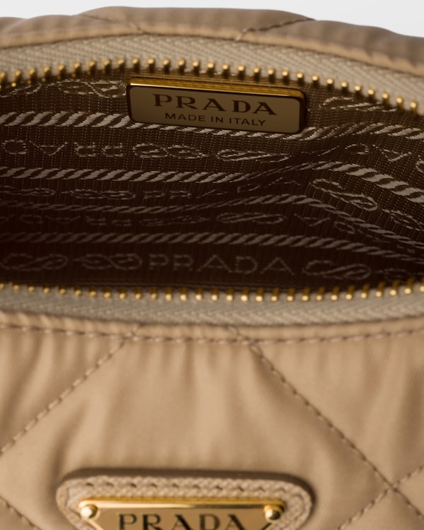 Prada Re-Edition绗缝再生尼龙迷你手袋 - 驼棕色 Prada Re-Edition绗缝再生尼龙迷你手袋 - 驼棕色