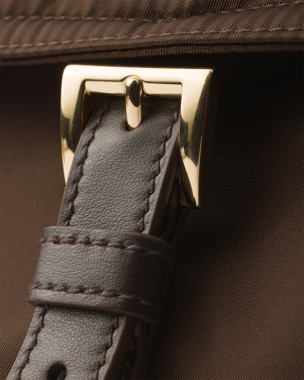 Prada Explore 中号Re-Nylon单肩包 - 赭褐色 Prada Explore 中号Re-Nylon单肩包 - 赭褐色