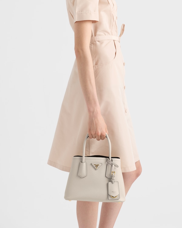 Prada Double小号Saffiano皮革手袋 - 粉笔白/黑色 Prada Double小号Saffiano皮革手袋 - 粉笔白/黑色
