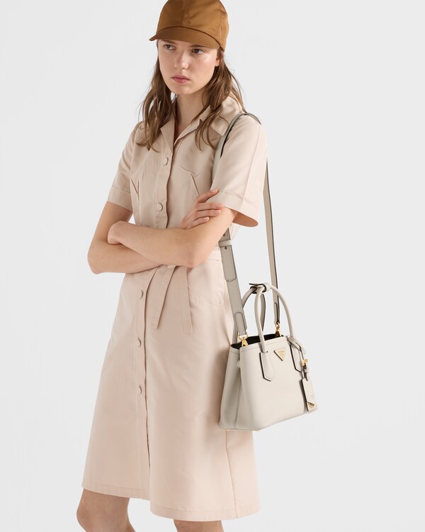 Prada Double小号Saffiano皮革手袋 - 粉笔白/黑色 Prada Double小号Saffiano皮革手袋 - 粉笔白/黑色