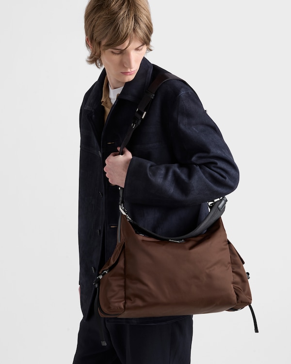 Prada Explore Re-Nylon与皮革手袋 - 赭褐色 Prada Explore Re-Nylon与皮革手袋 - 赭褐色