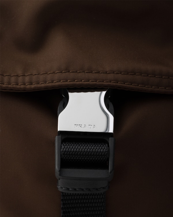 Prada Explore Re-Nylon与皮革手袋 - 赭褐色 Prada Explore Re-Nylon与皮革手袋 - 赭褐色