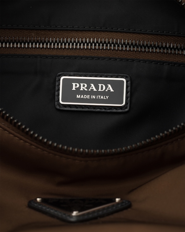 Prada Explore Re-Nylon与皮革手袋 - 赭褐色 Prada Explore Re-Nylon与皮革手袋 - 赭褐色