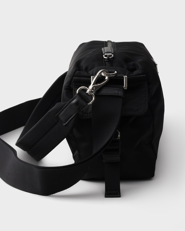 Prada Explore Re-Nylon与皮革手袋 - 黑色 Prada Explore Re-Nylon与皮革手袋 - 黑色