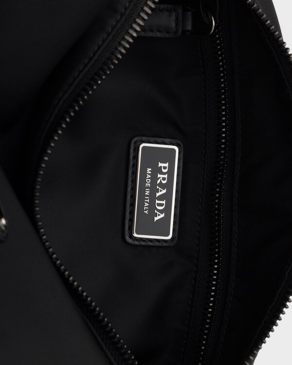 Prada Explore Re-Nylon与皮革手袋 - 黑色 Prada Explore Re-Nylon与皮革手袋 - 黑色