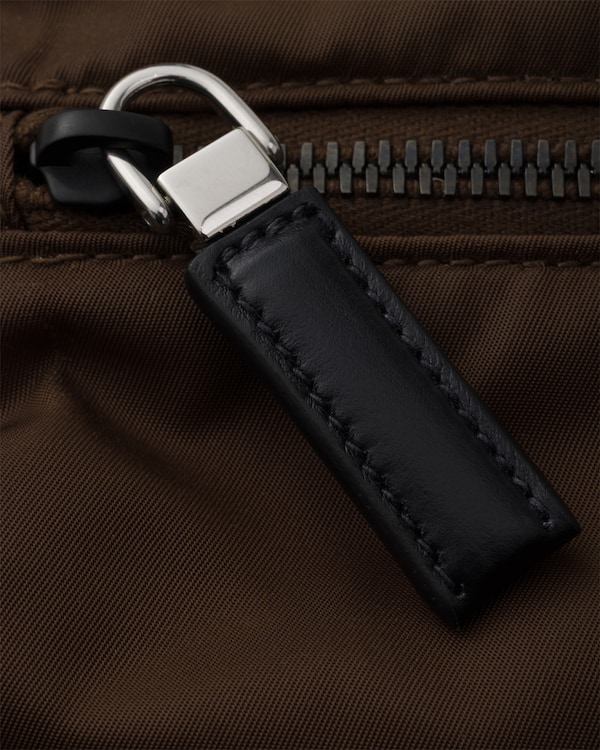 Prada Explore Re-Nylon与皮革手袋 - 赭褐色 Prada Explore Re-Nylon与皮革手袋 - 赭褐色