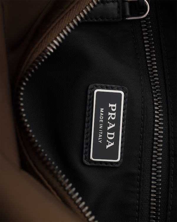 Prada Explore Re-Nylon与皮革手袋 - 赭褐色 Prada Explore Re-Nylon与皮革手袋 - 赭褐色