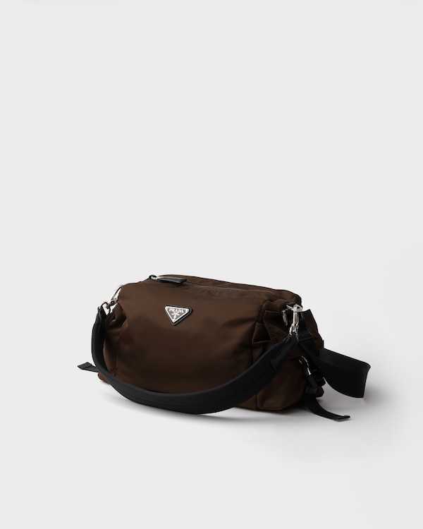 Prada Explore Re-Nylon与皮革手袋 - 赭褐色 Prada Explore Re-Nylon与皮革手袋 - 赭褐色