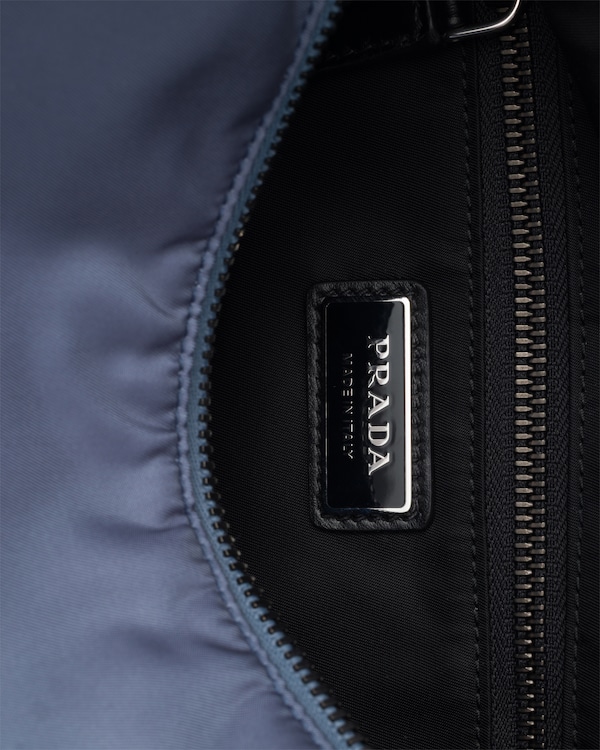 Prada Explore Re-Nylon与皮革手袋 - 航天蓝 Prada Explore Re-Nylon与皮革手袋 - 航天蓝