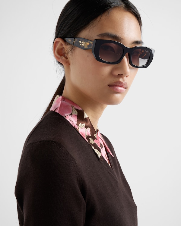 Sunglasses with the Prada logo - Gradient Anthracite Gray Lenses Sunglasses with the Prada logo - Gradient Anthracite Gray Lenses