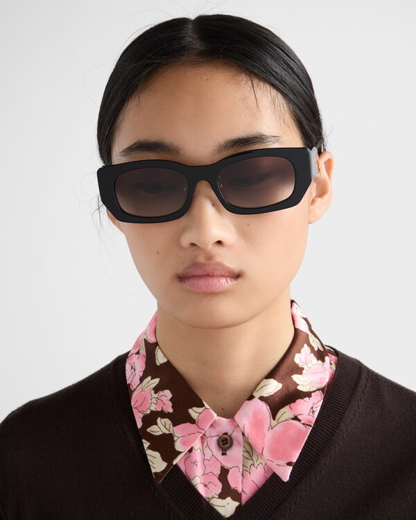 Sunglasses with the Prada logo - Gradient Anthracite Gray Lenses Sunglasses with the Prada logo - Gradient Anthracite Gray Lenses