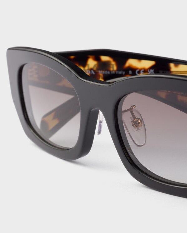 Sunglasses with the Prada logo - Gradient Anthracite Gray Lenses Sunglasses with the Prada logo - Gradient Anthracite Gray Lenses