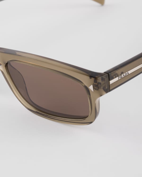 Sunglasses with the iconic metal plaque - Walnut brown lenses Sunglasses with the iconic metal plaque - Walnut brown lenses