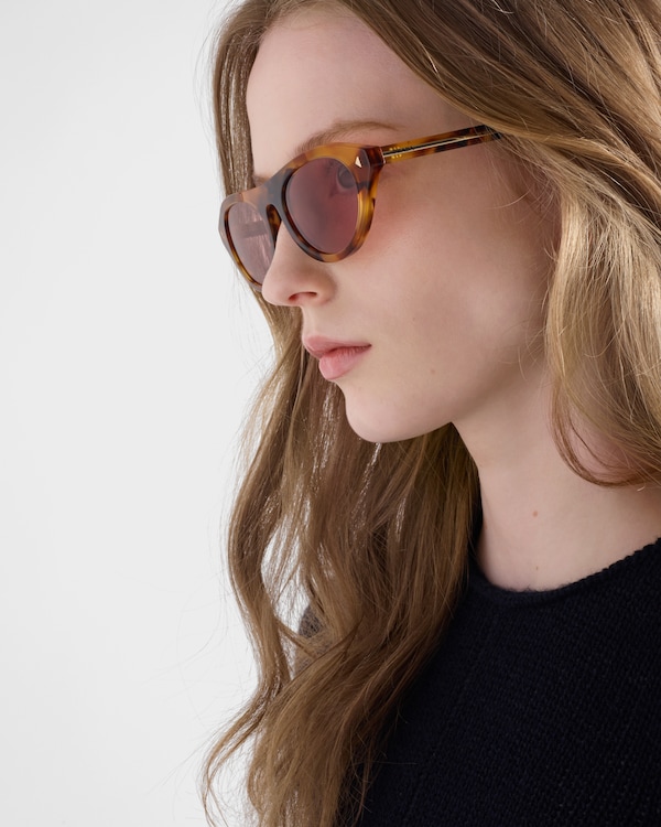 Prada sunglasses with the iconic metal plaque - Fuchsia lenses Prada sunglasses with the iconic metal plaque - Fuchsia lenses