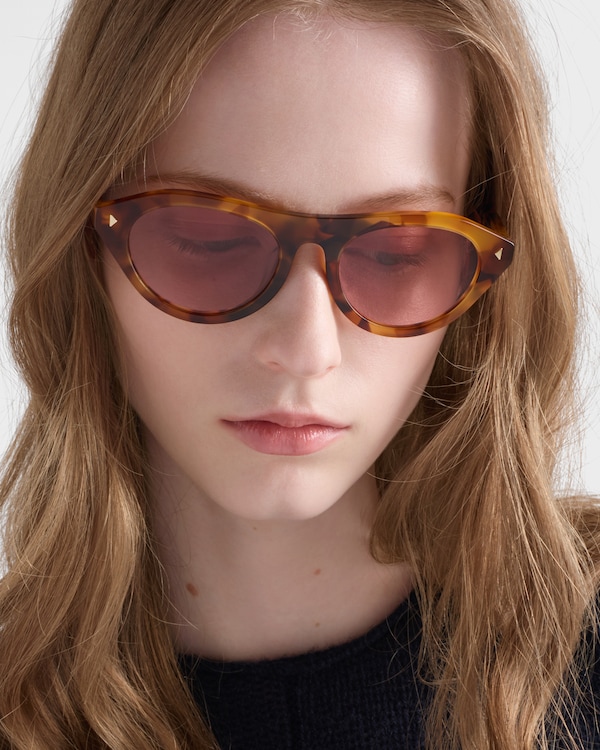 Prada sunglasses with the iconic metal plaque - Fuchsia lenses Prada sunglasses with the iconic metal plaque - Fuchsia lenses