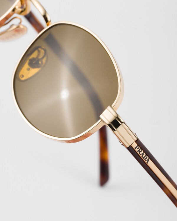 Sunglasses with the iconic metal plaque - Loden Green Lenses Sunglasses with the iconic metal plaque - Loden Green Lenses