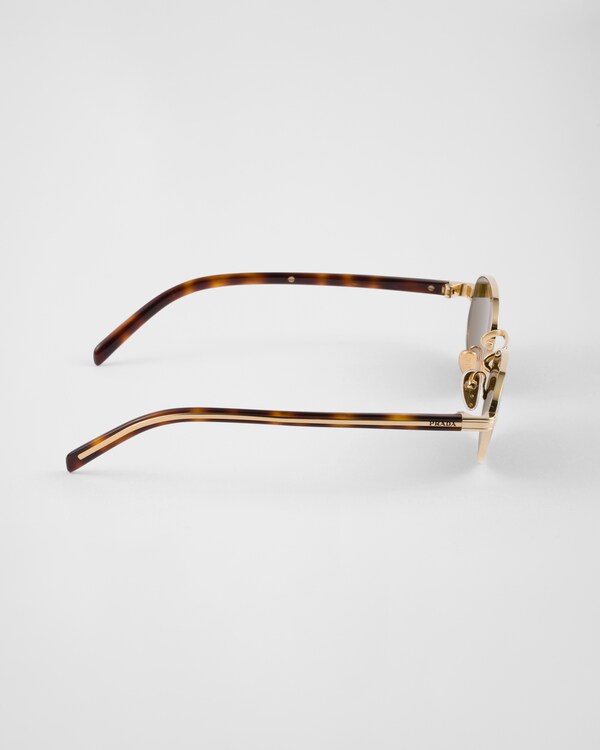 Sunglasses with the iconic metal plaque - Loden Green Lenses Sunglasses with the iconic metal plaque - Loden Green Lenses