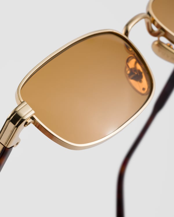 Sunglasses with the iconic metal plaque - Honey lenses Sunglasses with the iconic metal plaque - Honey lenses