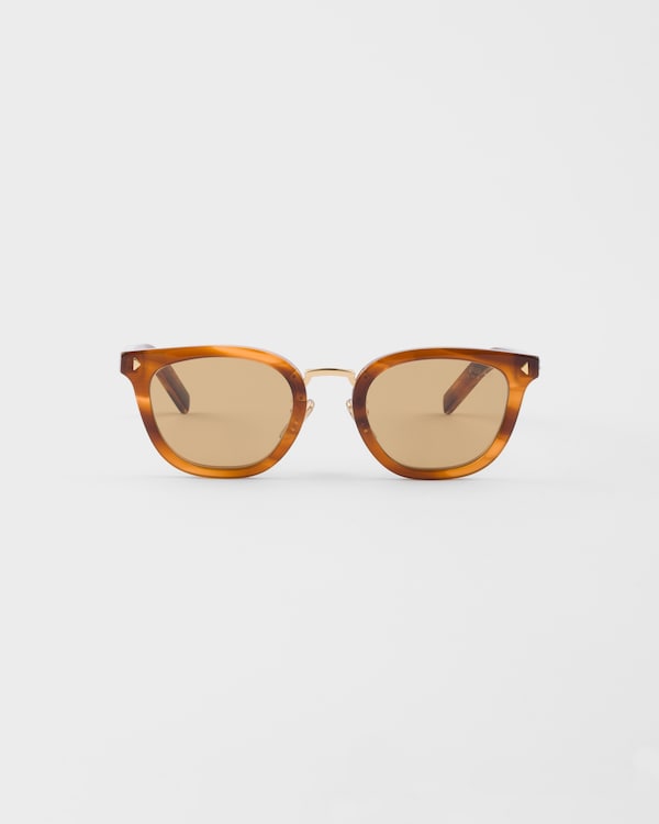 Sunglasses with the iconic metal plaque - Honey lenses Sunglasses with the iconic metal plaque - Honey lenses