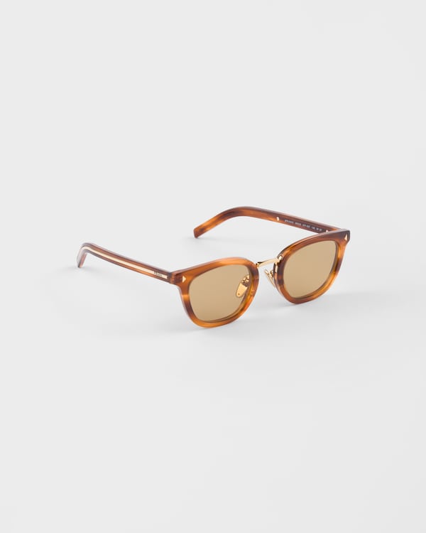Sunglasses with the iconic metal plaque - Honey lenses Sunglasses with the iconic metal plaque - Honey lenses