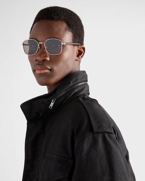 Sunglasses with the iconic metal plaque - Grey lenses Sunglasses with the iconic metal plaque - Grey lenses