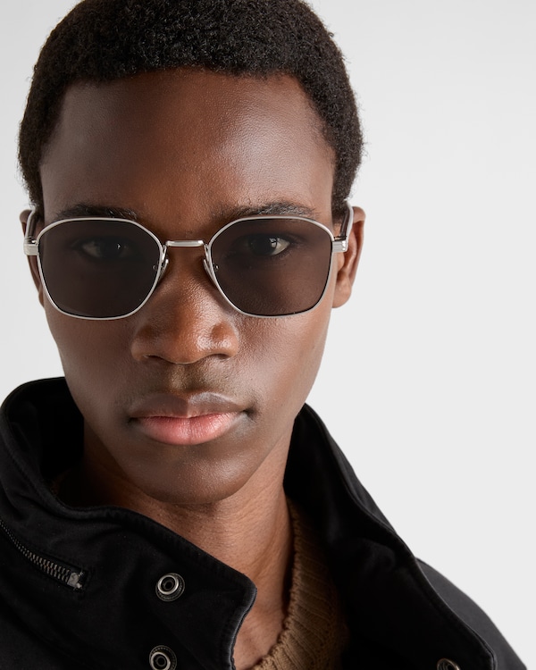 Sunglasses with the iconic metal plaque - Grey lenses Sunglasses with the iconic metal plaque - Grey lenses