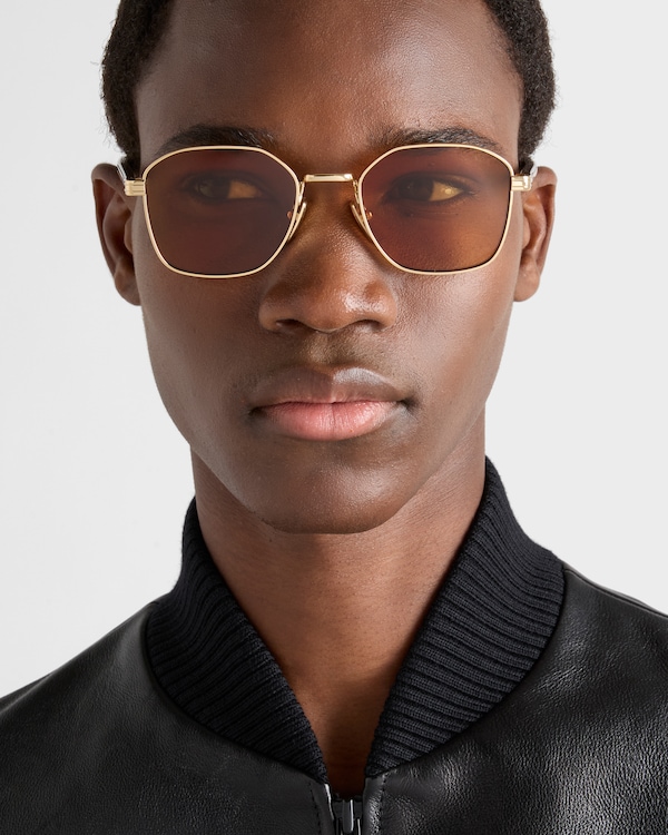 Sunglasses with the iconic metal plaque - Honey lenses Sunglasses with the iconic metal plaque - Honey lenses