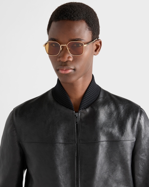 Sunglasses with the iconic metal plaque - Honey lenses Sunglasses with the iconic metal plaque - Honey lenses