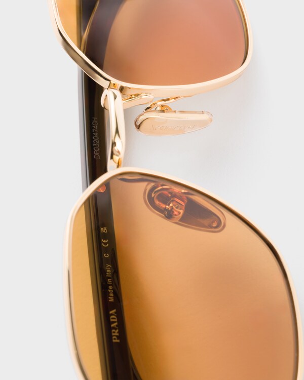 Sunglasses with the iconic metal plaque - Honey lenses Sunglasses with the iconic metal plaque - Honey lenses
