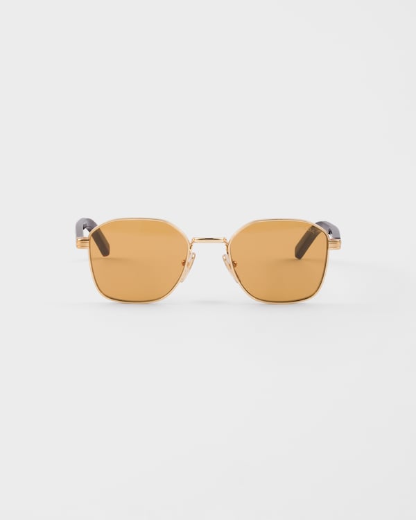Sunglasses with the iconic metal plaque - Honey lenses Sunglasses with the iconic metal plaque - Honey lenses