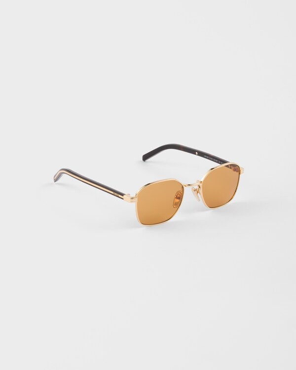 Sunglasses with the iconic metal plaque - Honey lenses Sunglasses with the iconic metal plaque - Honey lenses